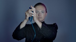 Videoperformance von Josefa Schundau und Kira Krüger, man sieht ein Heilungsritual welches auf einen Computer angewendet wird