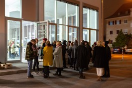 Lukas Pürmayr, Ausstellungseröffnung Hi!AdbK , im Rahmen des Festivals für Kunst und Forschung Ausstellungsbesucher:innen,