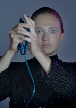 Bildausschnitt aus Videoperformance von Josefa Schundau und Kira Krüger, man sieht ein Heilungsritual welches auf einen Computer angewendet wird